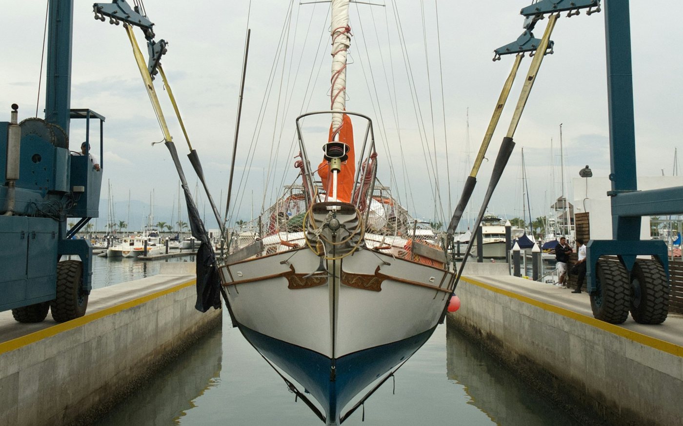 Zeiljacht in de botenlift