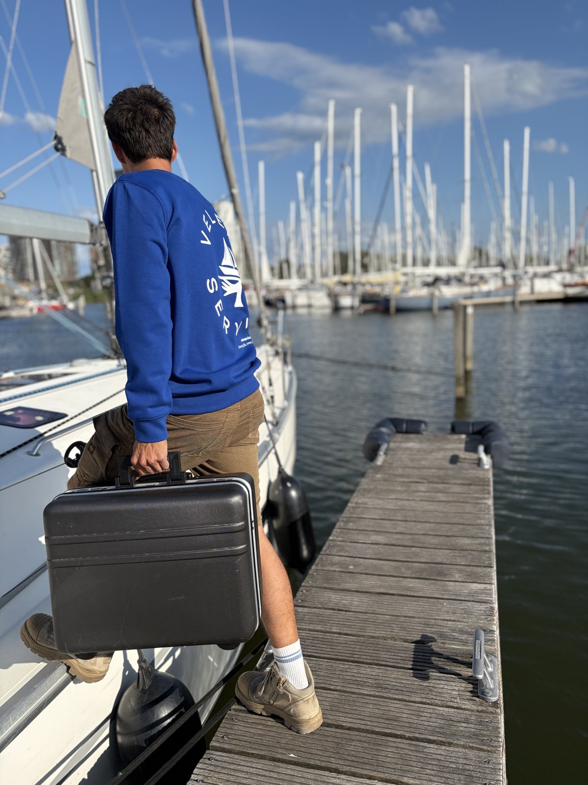 Martijn van Velero Service op de steiger met zijn gereedschapskoffer